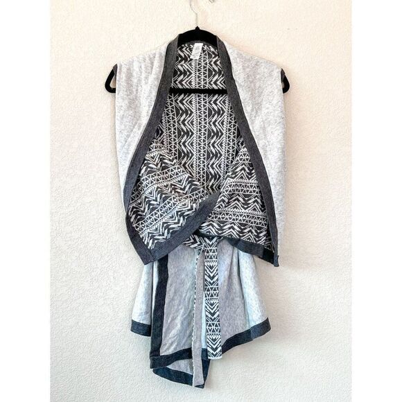 Ivivva from Lululemon Wrap with Attitude Reversible Sweater Vest - Picture 5 of 9